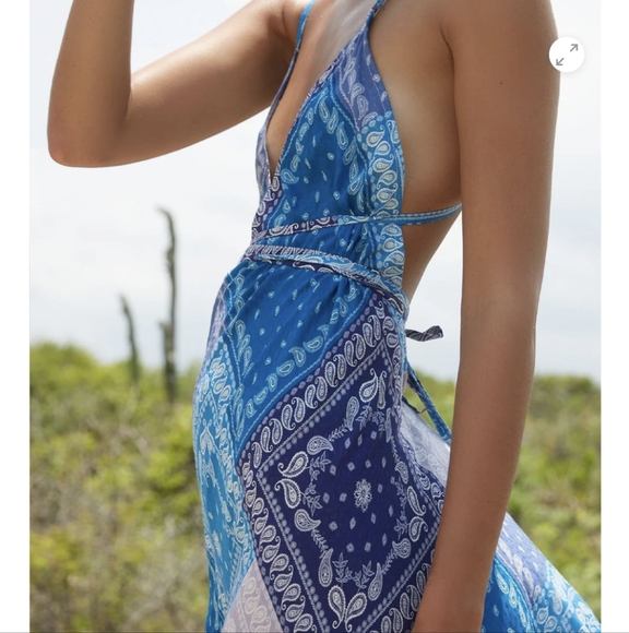 Bandana print halter dress - Picture 4 of 8